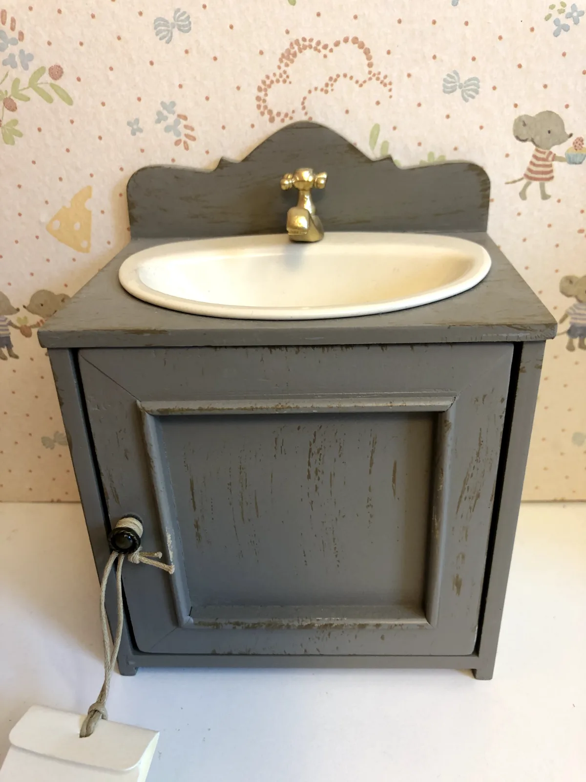 MINIATURE BATHROOM SINK