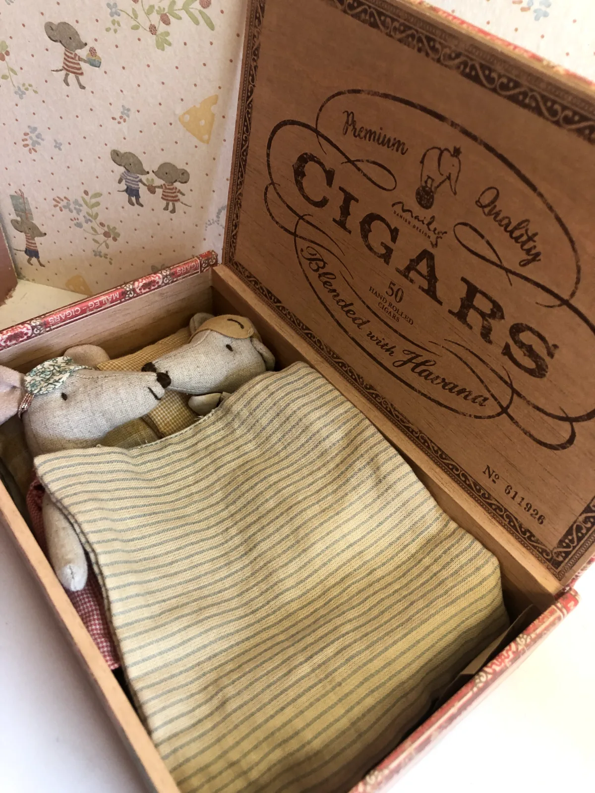 MUM & DAD IN CIGAR BOX