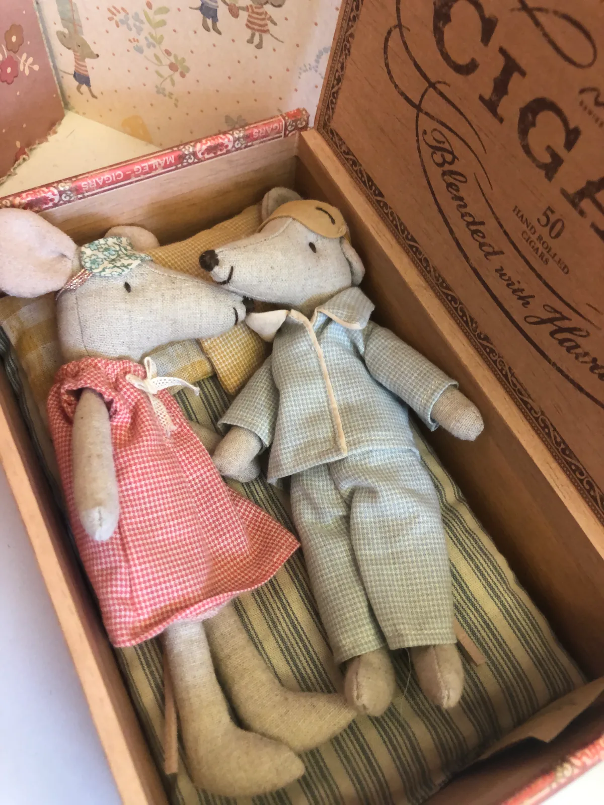 MUM & DAD IN CIGAR BOX