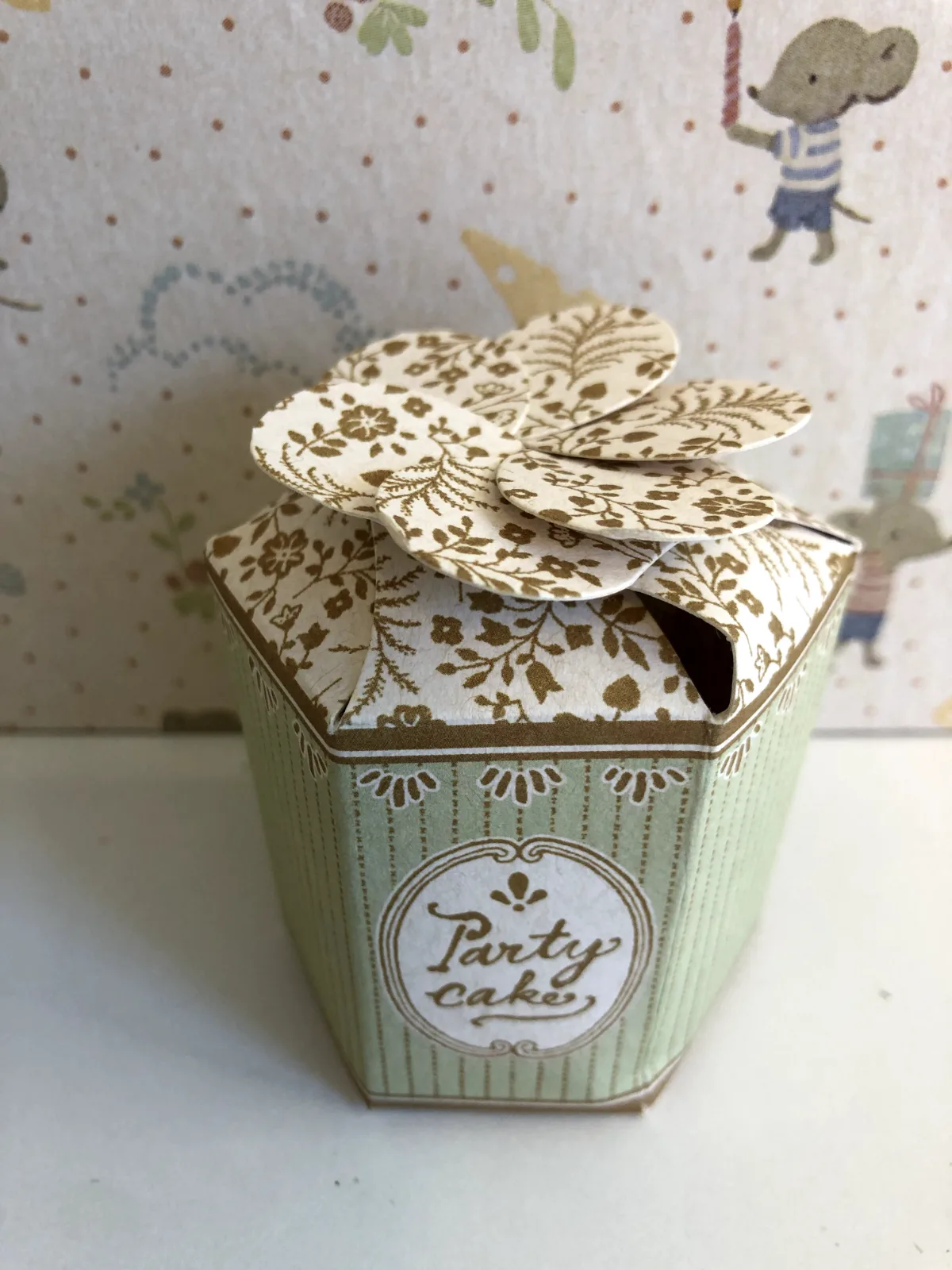 Party cake & cake stand - off white