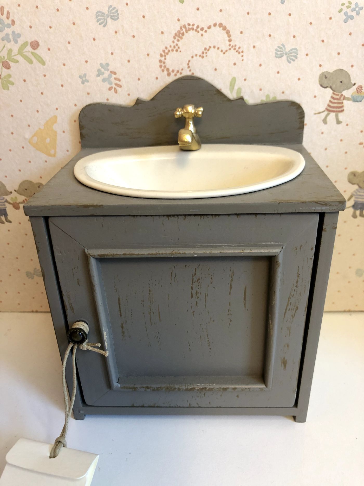 MINIATURE BATHROOM SINK