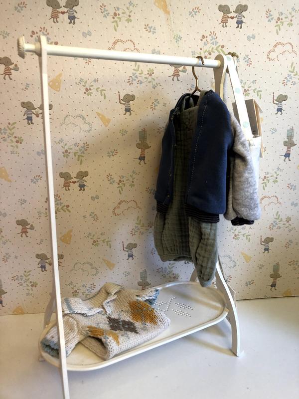 CLOTHES RACK