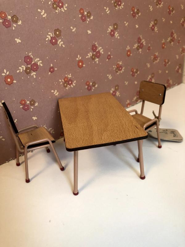 TABLE & CHAIR SET