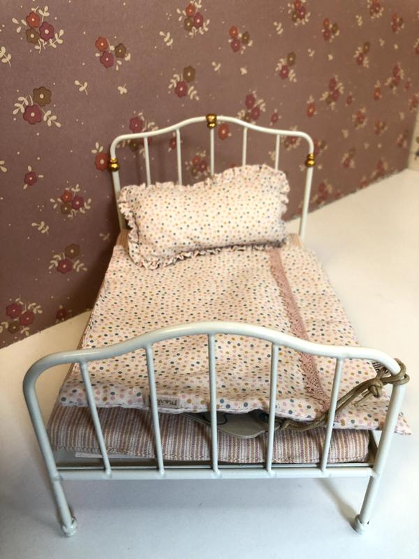 VINTAGE BED