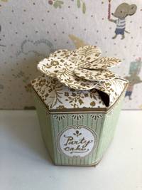 Party cake & cake stand - off white