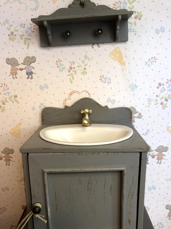 MINIATURE SHELF