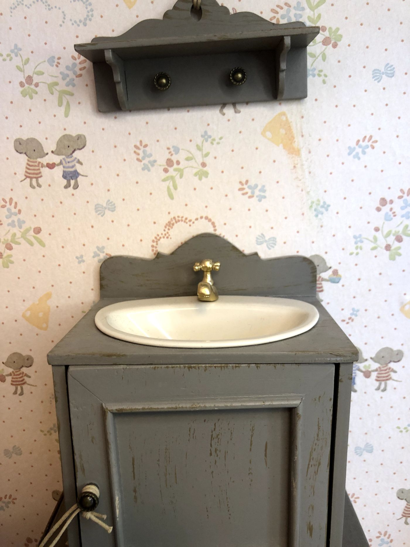 MINIATURE SHELF