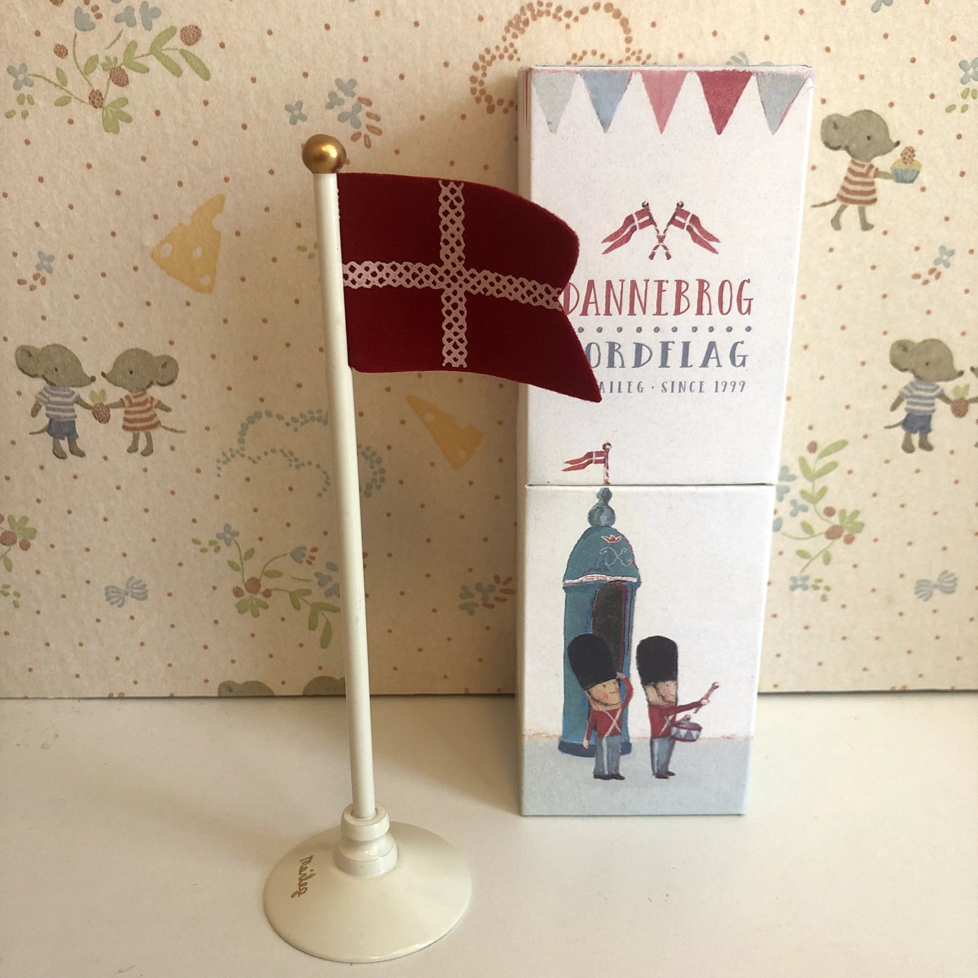 TABLE FLAG