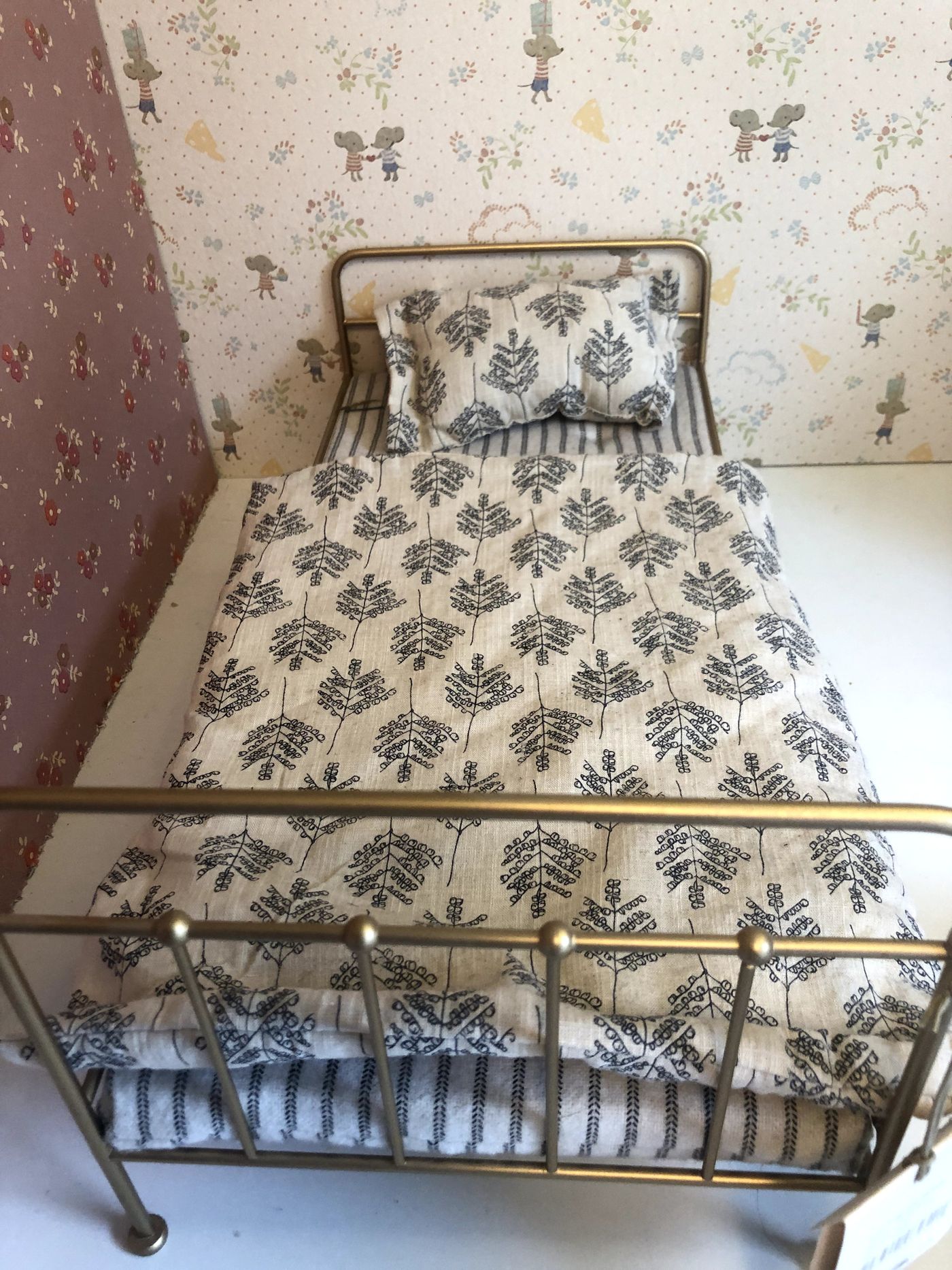 GOLD VINTAGE BED
