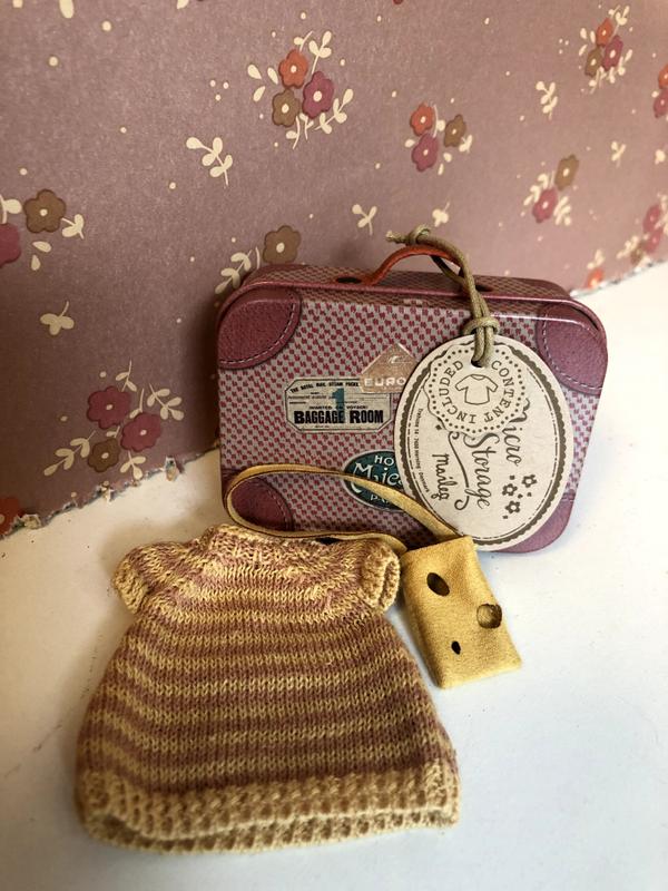 KNITTED DRESS AND BAG IN SUITCASE