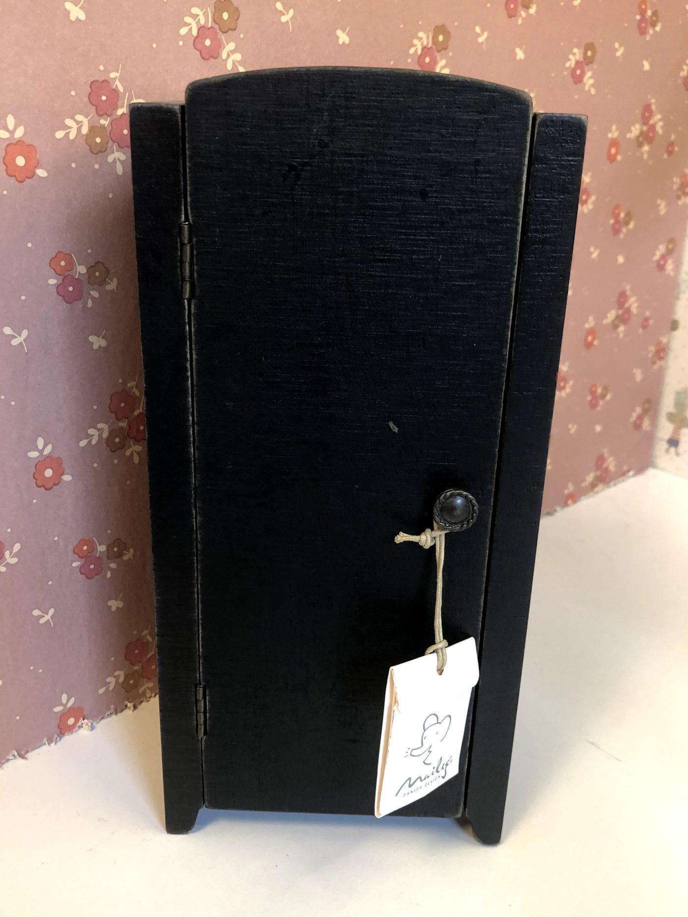 MINIATURE VINTAGE CLOSET W. HANGERS