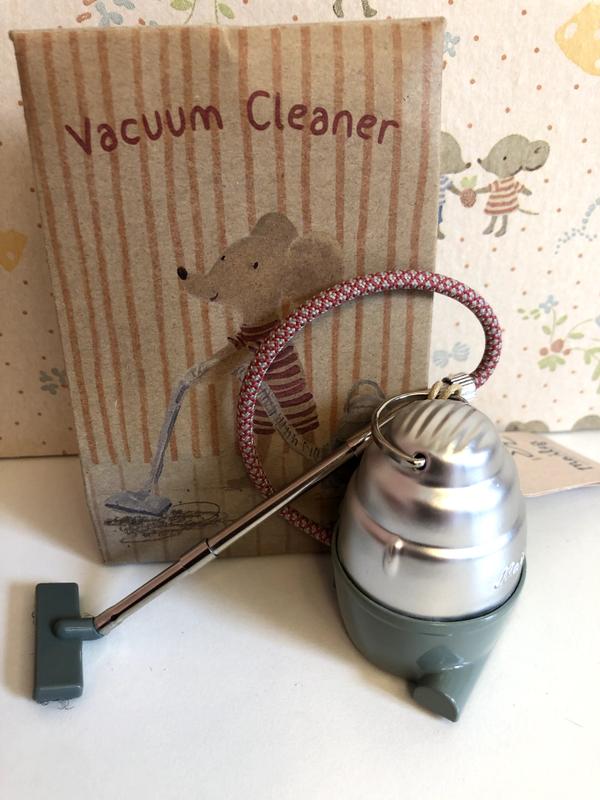 VACUUM CLEANER